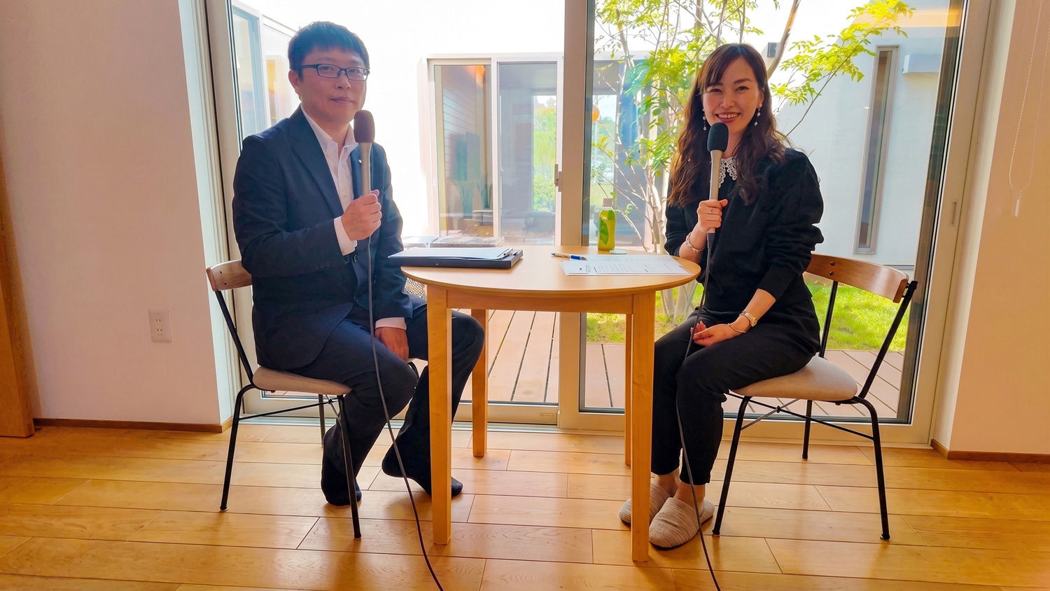 インタビューを終えた長瀬さんと三吉梨香の2ショット