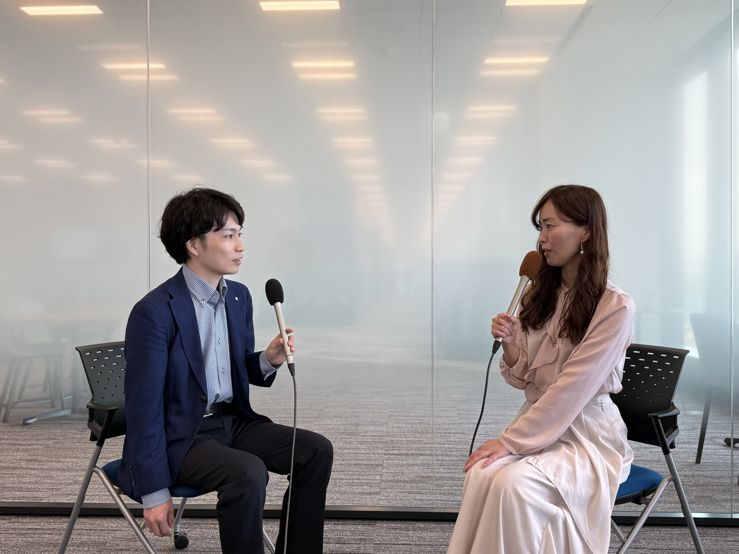 積水化学工業 井上玄規さんとパーソナリティ三吉梨香のインタビュー風景